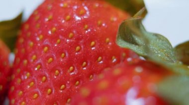 Çilek bir makroda kamera yavaş yavaş hareket ile vurdu