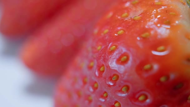 시장-delicous 딸기에서 신선한 — 비디오