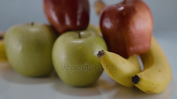Frutas frescas - manzanas y plátanos — Vídeo de stock