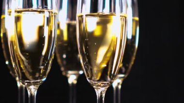 Glamourous şampanya - gözlük ile köpüklü şarap