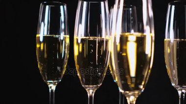 Glamourous şampanya - gözlük ile köpüklü şarap