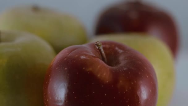 Свежие яблоки с рынка - очень здоровые — стоковое видео
