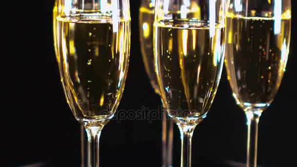 Окуляри шампанського або ігристе вино — стокове відео