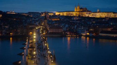 Prag - Prag Charles Köprüsü üzerinde kişi / Çek Cumhuriyeti - 19 Şubat 2017
