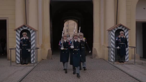 Prag Tjeckien Mars 2017 Guard Pragborgen — Stockvideo