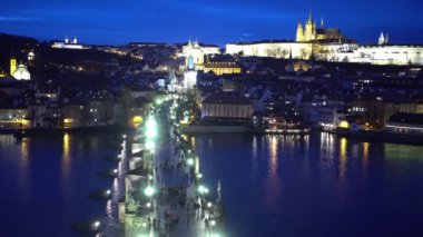 Prag - Prag Charles Köprüsü üzerinde kişi / Çek Cumhuriyeti - 19 Şubat 2017