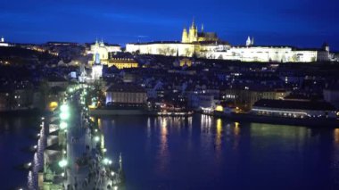 Prag - Prag Charles Köprüsü üzerinde kişi / Çek Cumhuriyeti - 19 Şubat 2017