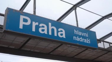 Platformlardaki Prag merkez istasyonu tabelası - PRAGUE, CZECH Cumhuriyet - 20 Mart 2017