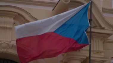 Çek bayrağı rüzgarda dalgalanıyor