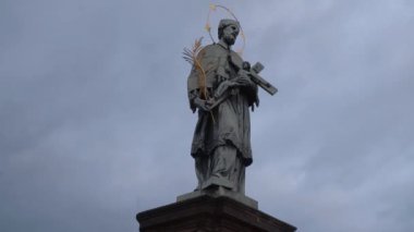 Prag şehrindeki Charles Köprüsü 'ndeki heykeller