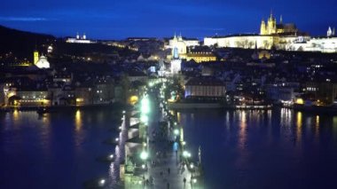 Prag - Prag Charles Köprüsü üzerinde kişi / Çek Cumhuriyeti - 19 Şubat 2017