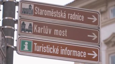 Prag sokaklarında yön işaretleri - PRAGUE, CZECH Cumhuriyet - 20 Mart 2017