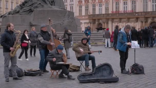 lidí, kteří jdou v Praze - Praha / Česká republika - 19. března 2017