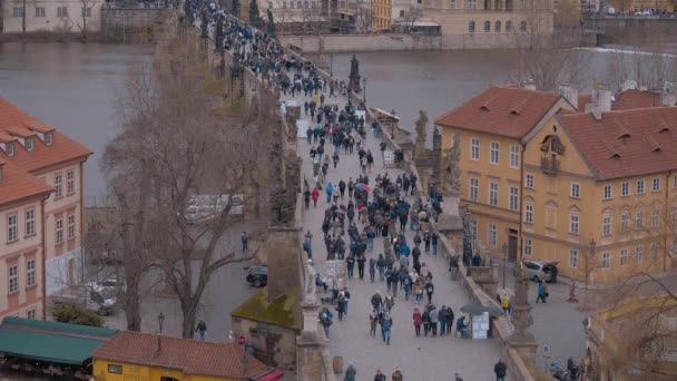 Люди Карловом Мосту Праге Prague Czech Republic Марта 2017 — стоковое видео