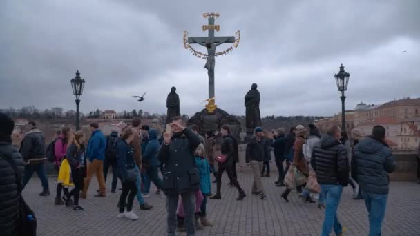 Prag Prag Charles Köprüsü Üzerinde Kişi Çek Cumhuriyeti Şubat 2017 — Stok video