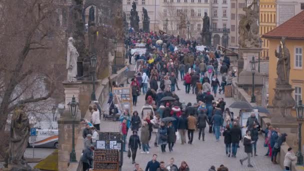 Prag Prag Charles Köprüsü Üzerinde Kişi Çek Cumhuriyeti Şubat 2017 — Stok video