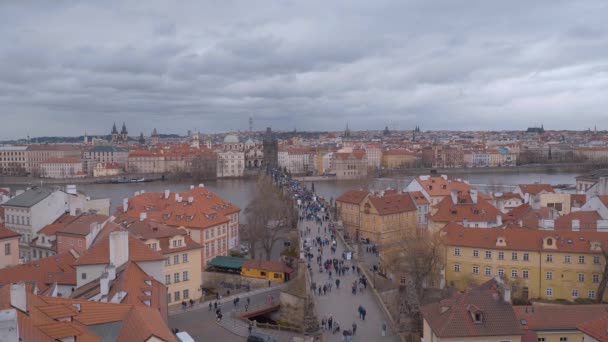 Prag Prag Charles Köprüsü Üzerinde Kişi Çek Cumhuriyeti Şubat 2017 — Stok video