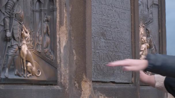 Personas Tocando Las Estatuas Puente Carlos Praga República Checa Marzo — Vídeos de Stock