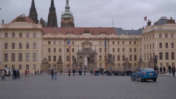 Ανθρώπους Που Περπατούν Στην Πραγα Πράγα Δημοκρατία Της Τσεχίας Μαρτίου — Αρχείο Βίντεο