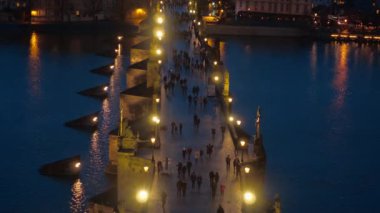 Prag - Prag Charles Köprüsü üzerinde kişi / Çek Cumhuriyeti - 19 Şubat 2017