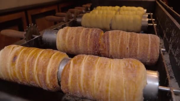 Traditionelle Tschechische Süßigkeit Trdelnik Auf Einem Speziellen Holzspieß Zubereiten — Stockvideo