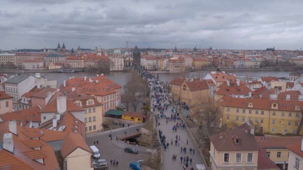 Prag Prag Charles Köprüsü Üzerinde Kişi Çek Cumhuriyeti Şubat 2017 — Stok video