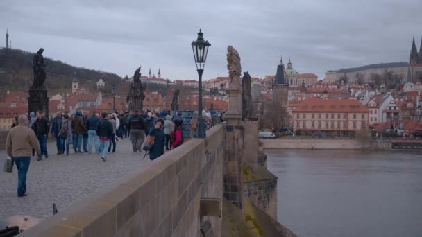 Люди Карловом Мосту Праге Prague Czech Republic Марта 2017 — стоковое видео