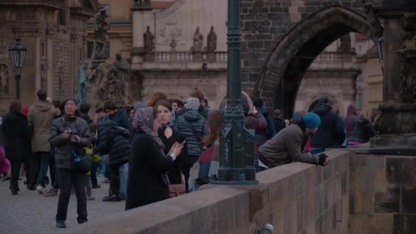 Människor Karlsbron Prag Prag Tjeckien Mars 2017 — Stockvideo