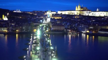 Prag - Prag Charles Köprüsü üzerinde kişi / Çek Cumhuriyeti - 19 Şubat 2017