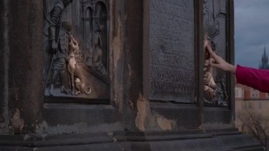 Charles Köprüsü 'ndeki heykellere dokunan insanlar - PRAGUE, CZECH Cumhuriyet - 20 Mart 2017