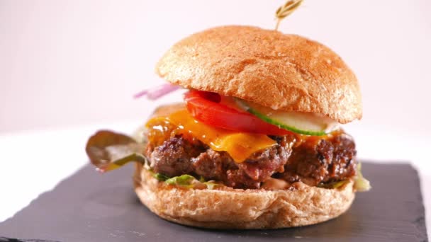 Velké Cheeseburger - fast food fresh z grilu — Stock video