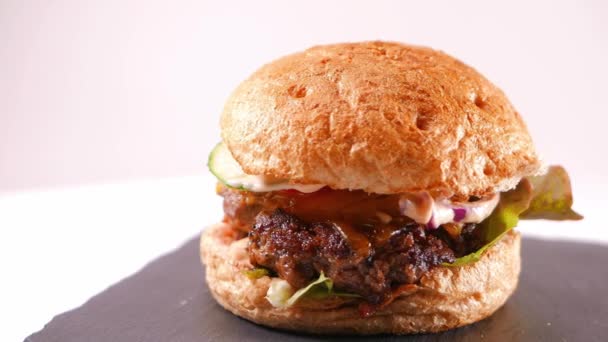Comida Rápida - toma de cerca de una hamburguesa con queso — Vídeos de Stock