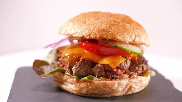 Big Cheeseburger - pronto da mangiare — Video Stock