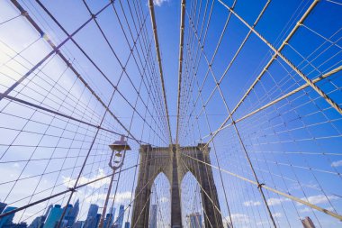 New York Brooklyn Köprüsü üzerinde bir güneşli gün-Manhattan - New York - 1 Nisan 2017