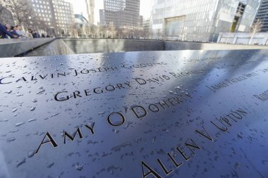 9-11, Ground Zero Memorial - Manhattan - New York - 1 Nisan 2017 kurbanlarının oyulmuş adları