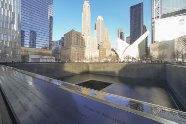 9-11, Ground Zero Memorial - Manhattan - New York - 1 Nisan 2017 kurbanlarının oyulmuş adları