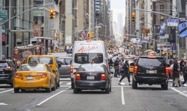 Sokak trafik New York - tipik sokak görünümünde Manhattan - Manhattan - New York - 1 Nisan 2017