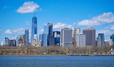 Tipik Manhattan New York Skyline - görünümü Hudson Nehri-Manhattan - New York - 1 Nisan 2017