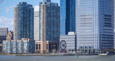 Şehir merkezindeki Manhattan gökdelen - görüntülemek Liberty Adası-Manhattan'dan - New York - 1 Nisan 2017