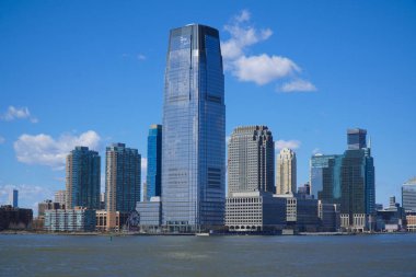 Şehir merkezindeki Manhattan gökdelen - görüntülemek Liberty Adası-Manhattan'dan - New York - 1 Nisan 2017