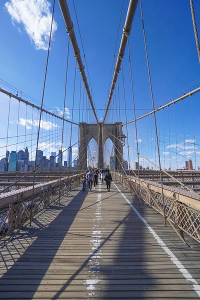 Nowy Jork Brooklyn Bridge na słoneczny dzień Manhattan - Nowy Jork - 1 kwietnia 2017 r. — Zdjęcie stockowe