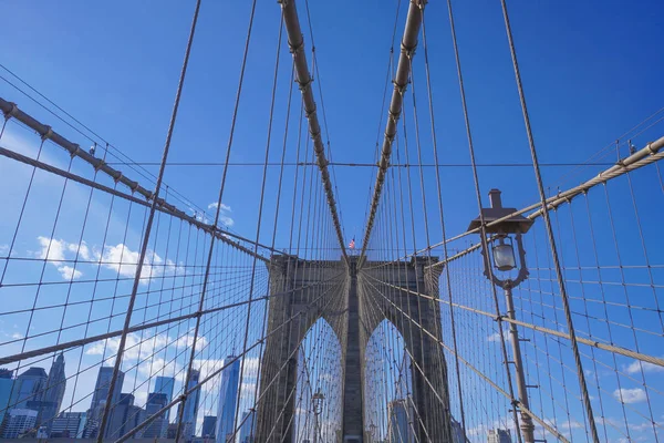 Niesamowita architektura w Nowym Jorku słynny Brooklyn Bridge-Manhattan - Nowy Jork - 1 kwietnia 2017 r. — Zdjęcie stockowe