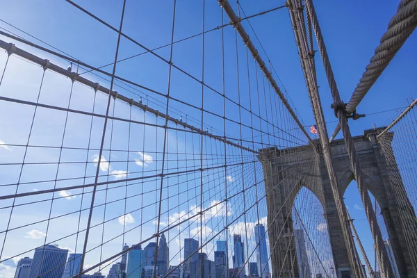 Jedną z głównych atrakcji w Nowym Jorku słynny Brooklyn Bridge-Manhattan - Nowy Jork - 1 kwietnia 2017 r. — Zdjęcie stockowe