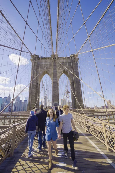 Gente caminando por el hermoso puente de Brooklyn en Nueva York- MANHATTAN - NUEVA YORK - 1 DE ABRIL DE 2017 — Foto de Stock