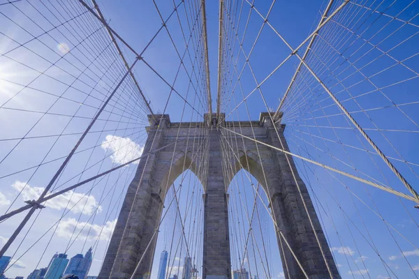 Brooklyn Bridge Nueva York - un famoso hito - MANHATTAN - NUEVA YORK - 1 DE ABRIL DE 2017 — Foto de Stock