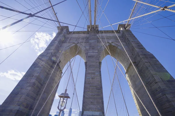 Increíble arquitectura en Nueva York - el famoso puente de Brooklyn - MANHATTAN - NUEVA YORK - 1 DE ABRIL DE 2017 — Foto de Stock