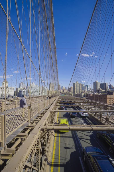 One of the main attractions in New York - famous Brooklyn Bridge- MANHATTAN - NEW YORK - APRIL 1, 2017 — Stock Photo, Image