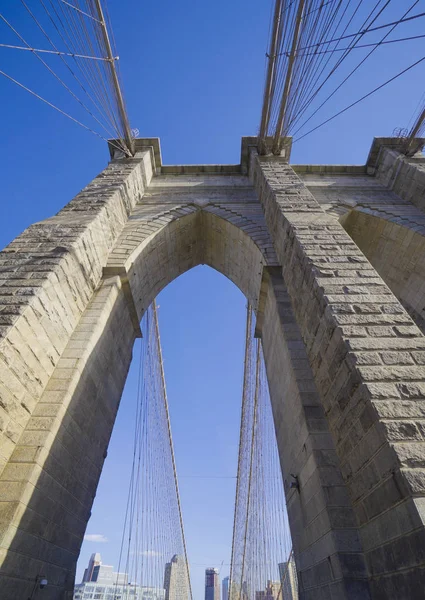 Nowy Jork Brooklyn Bridge na słoneczny dzień Manhattan - Nowy Jork - 1 kwietnia 2017 r. — Zdjęcie stockowe