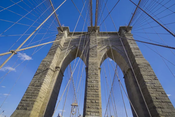 Niesamowita architektura w Nowym Jorku słynny Brooklyn Bridge-Manhattan - Nowy Jork - 1 kwietnia 2017 r. — Zdjęcie stockowe