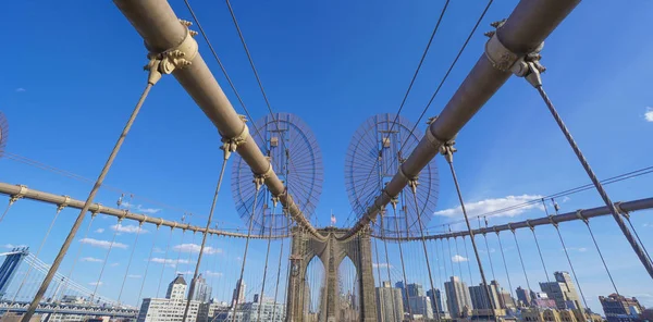 Niesamowita architektura w Nowym Jorku słynny Brooklyn Bridge-Manhattan - Nowy Jork - 1 kwietnia 2017 r. — Zdjęcie stockowe